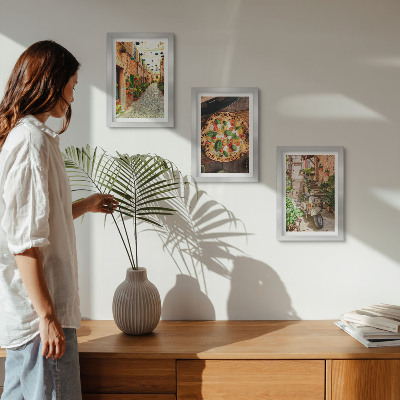 Conjunto de 3 quadros decorativos Ruas charmosas com plantas e pizza italiana.
