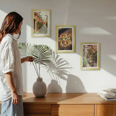 Conjunto de 3 quadros decorativos com temática de ruas charmosas, plantas e pizza italiana