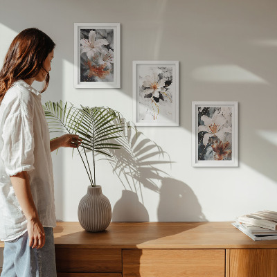 Conjunto de molduras com imagens Flores sobre fundo de mármore em tons de branco e preto.