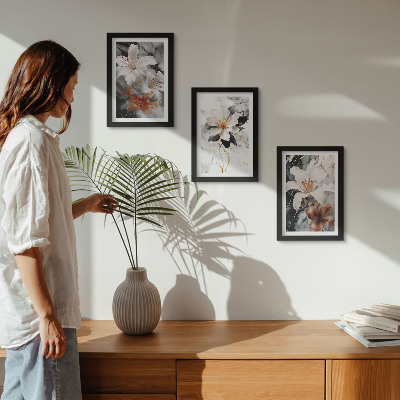 Conjunto de molduras com imagens Flores sobre fundo de mármore em tons de branco e preto.