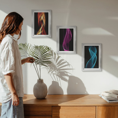 Tríptico com moldura Ondas de linhas neon coloridas sobre um fundo escuro.