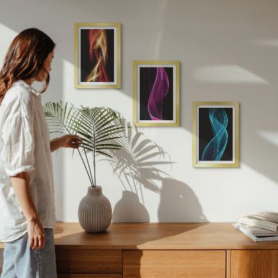 Tríptico com moldura Ondas de linhas neon coloridas sobre um fundo escuro.