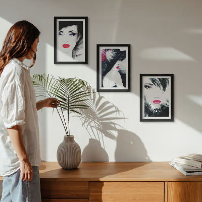 Tríptico com moldura Retratos pintados de mulheres com lábios expressivos