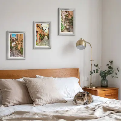 Conjunto de 3 quadros decorativos com temática de ruas encantadoras e flores em estilo italiano