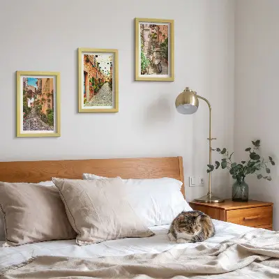 Conjunto de 3 quadros decorativos com temática de ruas encantadoras e flores em estilo italiano