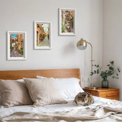 Conjunto de 3 quadros decorativos com temática de ruas encantadoras e flores em estilo italiano