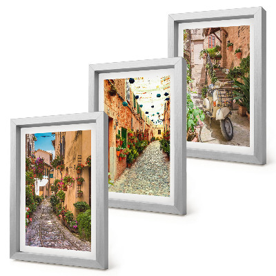 Conjunto de 3 quadros decorativos Ruas encantadoras com flores em um ambiente italiano.