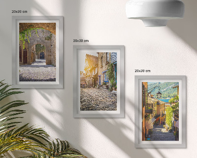 Tríptico com moldura Ruas encantadoras com edifícios e portões de pedra.