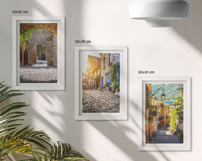 Tríptico com moldura Ruas encantadoras com edifícios e portões de pedra.