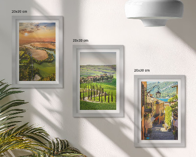Conjunto de 3 quadros decorativos Paisagens italianas com um rio, colinas e uma rua da cidade.