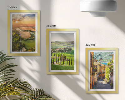 Conjunto de 3 quadros decorativos Paisagens italianas com um rio, colinas e uma rua da cidade.