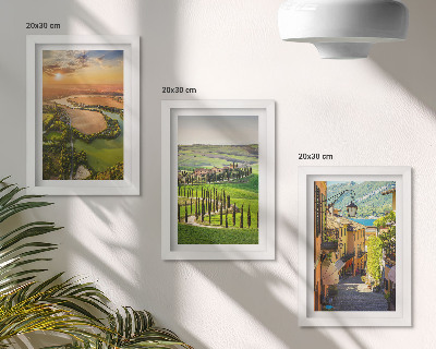 Conjunto de 3 quadros decorativos Paisagens italianas com um rio, colinas e uma rua da cidade.