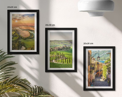 Conjunto de 3 quadros decorativos Paisagens italianas com um rio, colinas e uma rua da cidade.