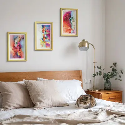 Conjunto de quadros decorativos com molduras estampas de abstrações coloridas com formas e figuras dinâmicas
