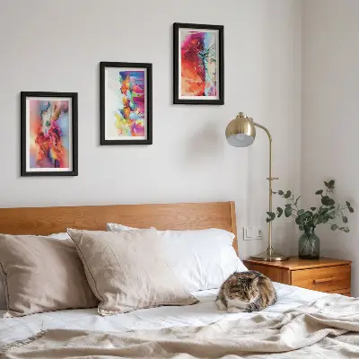Conjunto de quadros decorativos com molduras estampas de abstrações coloridas com formas e figuras dinâmicas
