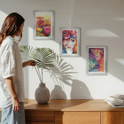 Tríptico com moldura flores em cores intensas com retrato abstrato de mulher