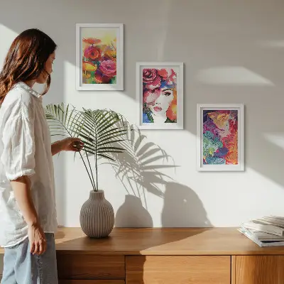 Tríptico com moldura flores em cores intensas com retrato abstrato de mulher