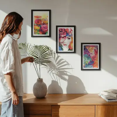 Tríptico com moldura flores em cores intensas com retrato abstrato de mulher