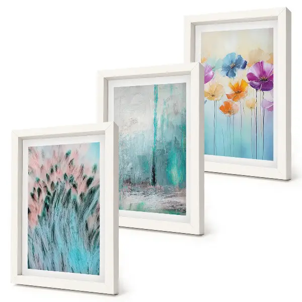Conjunto de 3 quadros decorativos com estampas de flores em fundo pastel e padrões delicados