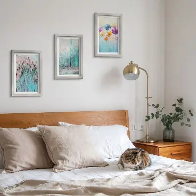 Conjunto de 3 quadros decorativos com estampas de flores em fundo pastel e padrões delicados
