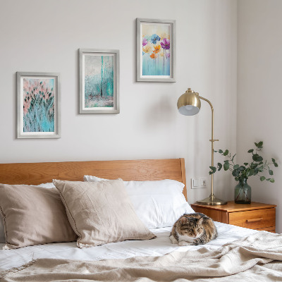 Conjunto de 3 quadros decorativos Flores em um fundo de cores pastel e padrões delicados.