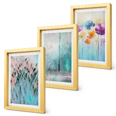 Conjunto de 3 quadros decorativos com estampas de flores em fundo pastel e padrões delicados