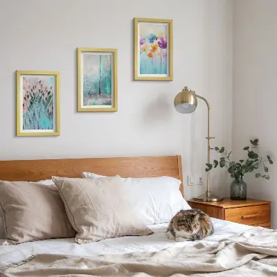 Conjunto de 3 quadros decorativos com estampas de flores em fundo pastel e padrões delicados
