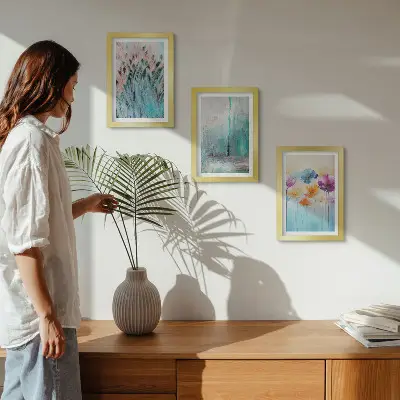 Conjunto de 3 quadros decorativos com estampas de flores em fundo pastel e padrões delicados