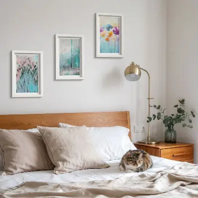 Conjunto de 3 quadros decorativos com estampas de flores em fundo pastel e padrões delicados