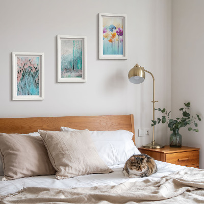 Conjunto de 3 quadros decorativos Flores em um fundo de cores pastel e padrões delicados.