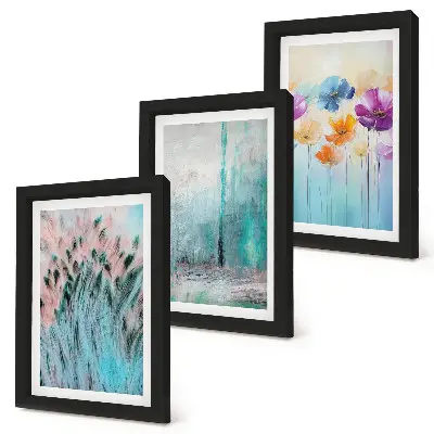 Conjunto de 3 quadros decorativos com estampas de flores em fundo pastel e padrões delicados