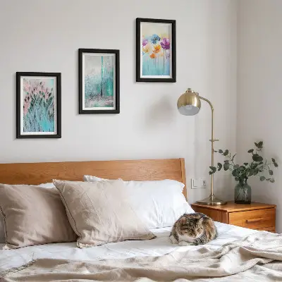 Conjunto de 3 quadros decorativos com estampas de flores em fundo pastel e padrões delicados