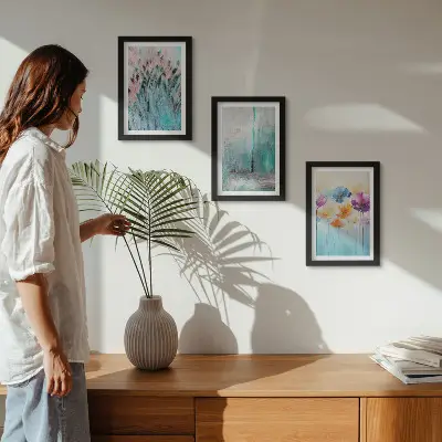 Conjunto de 3 quadros decorativos com estampas de flores em fundo pastel e padrões delicados