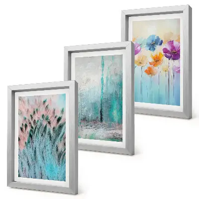 Conjunto de 3 quadros decorativos com estampas de flores em fundo pastel e padrões delicados