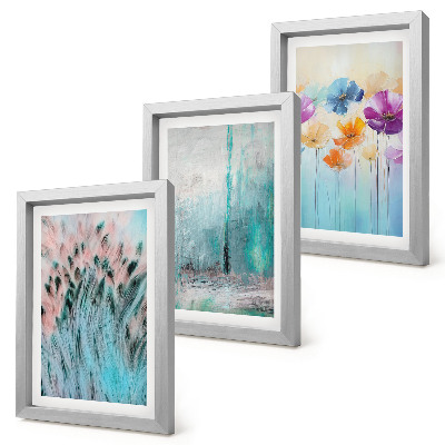 Conjunto de 3 quadros decorativos Flores em um fundo de cores pastel e padrões delicados.