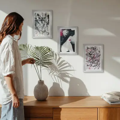 Conjunto de molduras com imagens com padrões abstratos de pintura de uma mulher de chapéu