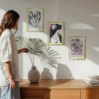 Conjunto de molduras com imagens Padrões abstratos de pintura de uma mulher de chapéu.