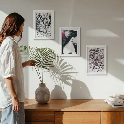 Conjunto de molduras com imagens com padrões abstratos de pintura de uma mulher de chapéu