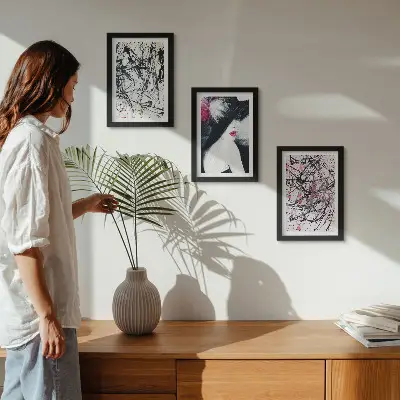 Conjunto de molduras com imagens com padrões abstratos de pintura de uma mulher de chapéu