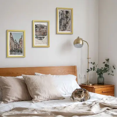Conjunto de 3 quadros decorativos com vista para as ruas charmosas da cidade e o porto