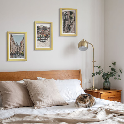 Conjunto de 3 quadros decorativos Ruas charmosas da cidade com vista para o porto e os edifícios.
