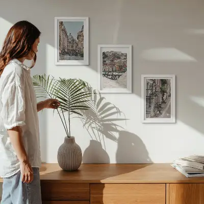 Conjunto de 3 quadros decorativos com vista para as ruas charmosas da cidade e o porto