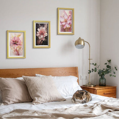 Tríptico com moldura Arranjos florais em tons de rosa e branco.