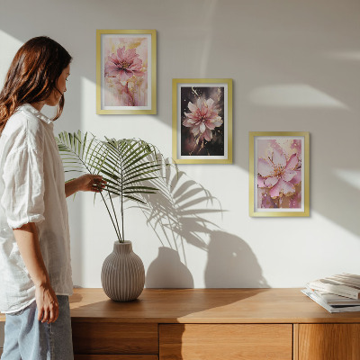 Tríptico com moldura Arranjos florais em tons de rosa e branco.