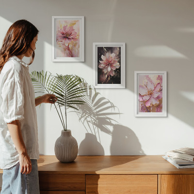Tríptico com moldura Arranjos florais em tons de rosa e branco.