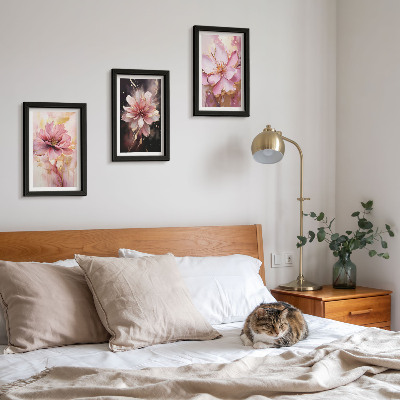 Tríptico com moldura Arranjos florais em tons de rosa e branco.