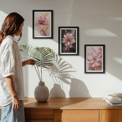 Tríptico com moldura Arranjos florais em tons de rosa e branco.