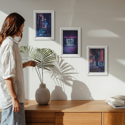 Conjunto de molduras com imagens Cidade noturna com luzes de néon e entrada de cinema.