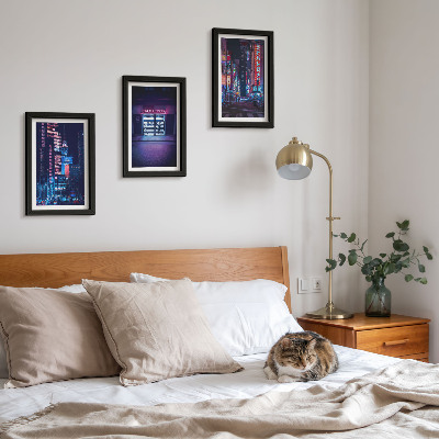Conjunto de molduras com imagens Cidade noturna com luzes de néon e entrada de cinema.