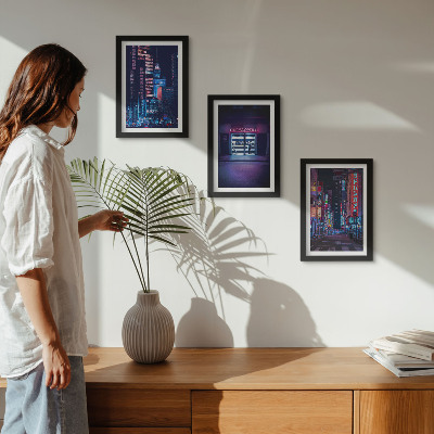 Conjunto de molduras com imagens Cidade noturna com luzes de néon e entrada de cinema.